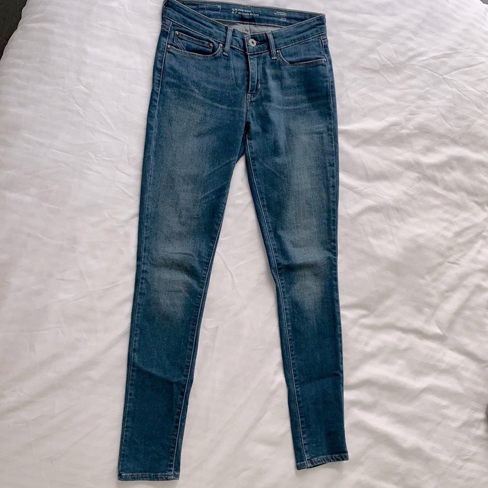 Demi curve Levi’s blue denim jeans